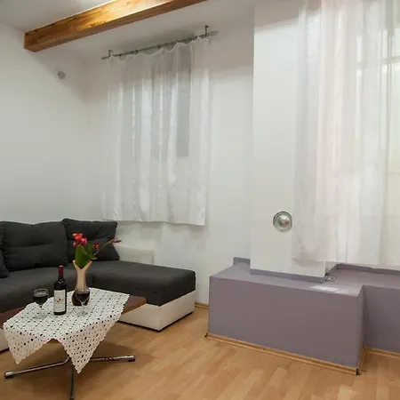 Tomic A-5 Apartmán